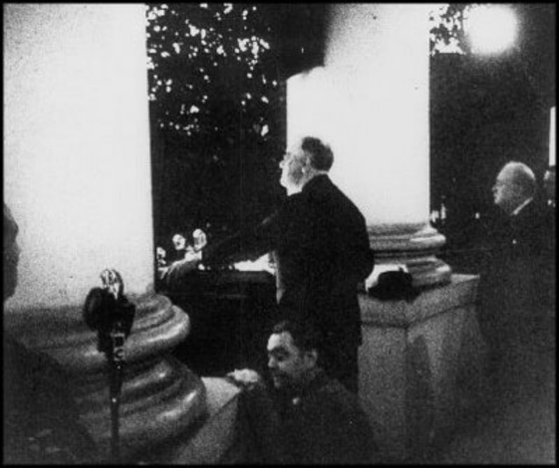 1941년 백악관 계단에서 트리 점등식을 바라보는 프랭클린 루즈벨트 대통령(왼쪽)과 윈스턴 처칠 영국 총리(오른쪽). 프랭클린 루즈벨트 대통령 도서관 홈페이지