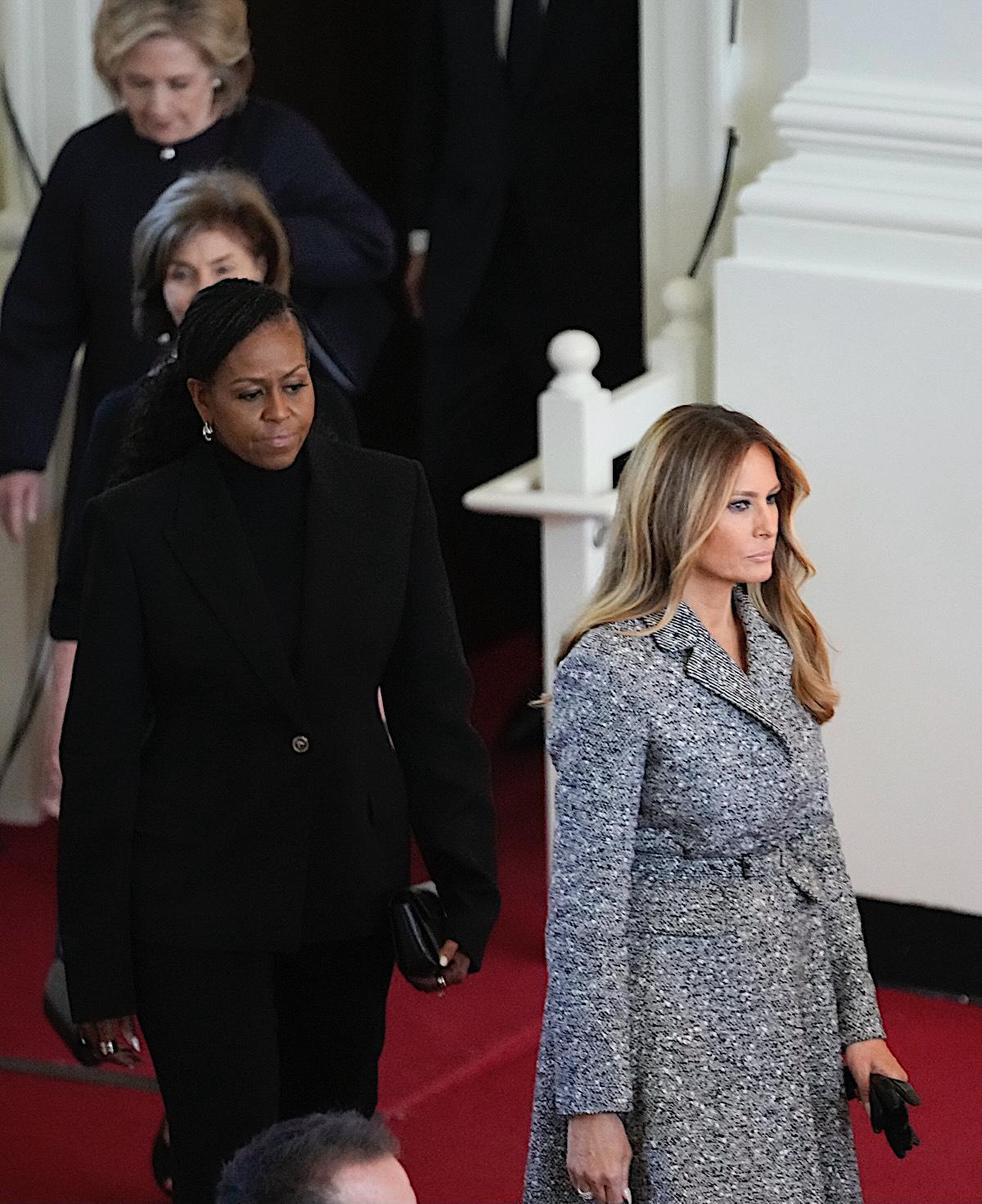 지미 카터 전 대통령의 부인 로잘린 카터 여사 장례식에 참석한 전·현직 퍼스트레이디들. 멜라니아 트럼프 여사는 다른 퍼스트레이디들과 달리 회색 코트를 입었다. 백악관 홈페이지
