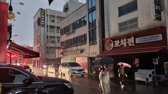 14일 오후 5시40분쯤 광주 서구 유촌동 먹자골목 일대에서 정전이 발생한 모습. (독자 제공) 2023.12.14/뉴스1