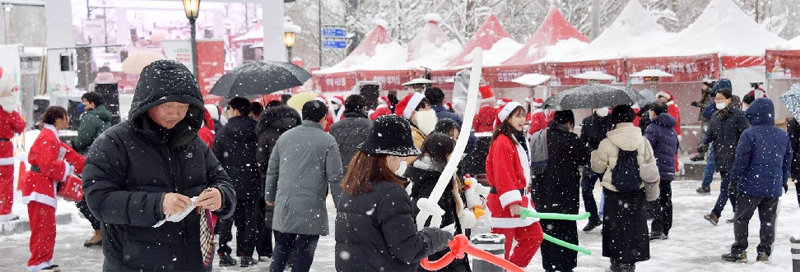 지난해 담양군 메타세쿼이아길에서 열린 담양메타뮤직페스티벌. 올해는 23일부터 25일까지 ‘산타와 함께하는 다섯 번째 크리스마스 파티’를 주제로 열린다. 담양군 제공