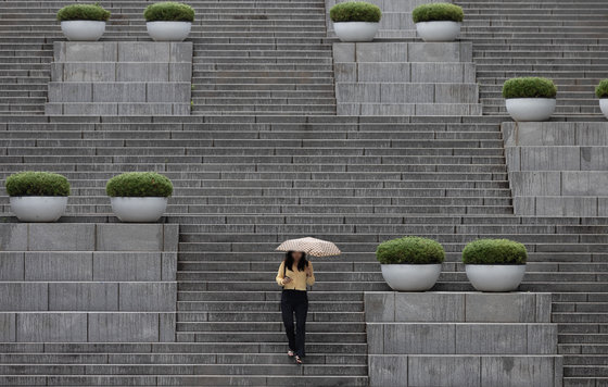 한 대학 캠퍼스에서 우산을 쓴 학생이 교정을 거닐고 있다. (사진은 기사 내용과 무관함) 뉴스1