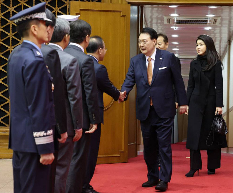 윤재옥 대표 권한대행과 악수하는 윤석열 대통령. 뉴시스