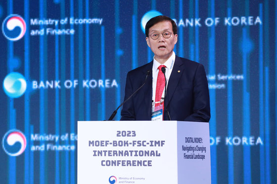 이창용 한국은행 총재가 15일 오전 서울 종로구 포시즌스호텔에서 열린 ‘2023 MOEF-BOK-FSC-IMF’ 국제콘퍼런스에서 ‘디지털화폐 : 변화하는 금융환경 탐색’ 주제로 기조연설을 하고 있다. /뉴스1
