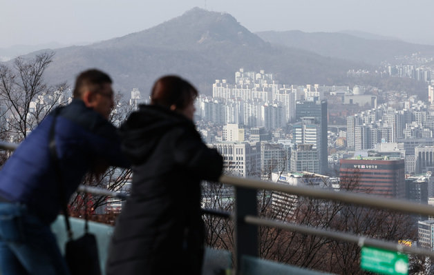 서울 남산타워에서 바라본 아파트. 2023.12.7 뉴스1