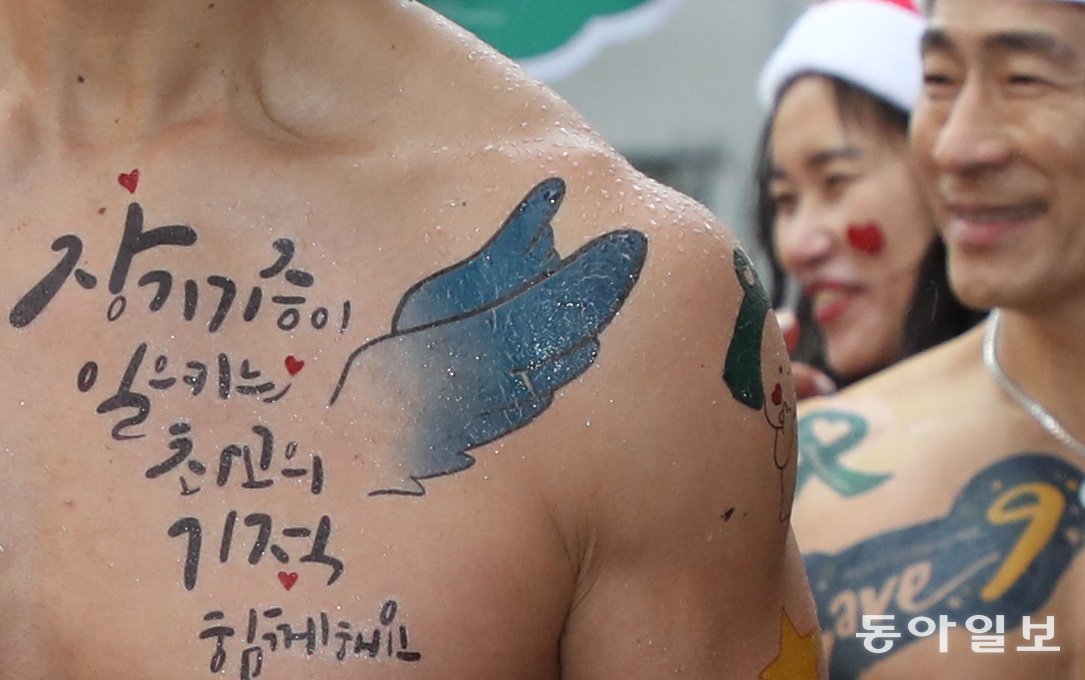 남성 참가자 어깨에 빗방울이 맺혀 있습니다. 신원건 기자 laputa@donga.com