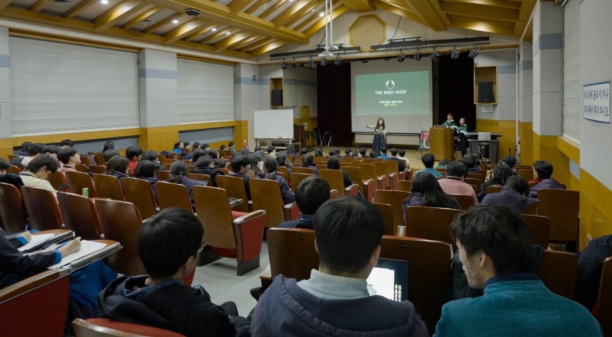 민족사관고등학교에서 ‘그린 산타 이벤트’를 진행하고 있는 뷰티 브랜드 더바디샵. 더바디샵 제공