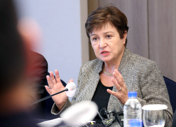 크리스탈리나 게오르기에바 IMF(국제통화기금) 총재가 15일 서울 중구 롯데호텔서울에서 기자간담회를 열고 취재진 질문에 답하고 있다. 2023.12.15/뉴스1