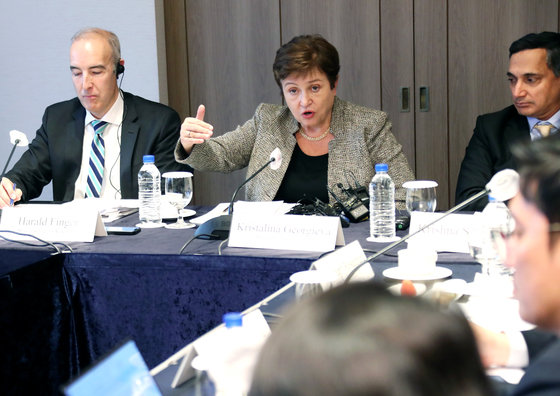 크리스탈리나 게오르기에바 IMF(국제통화기금) 총재가 15일 서울 중구 롯데호텔서울에서 기자간담회를 열고 취재진 질문에 답하고 있다. 2023.12.15/뉴스1