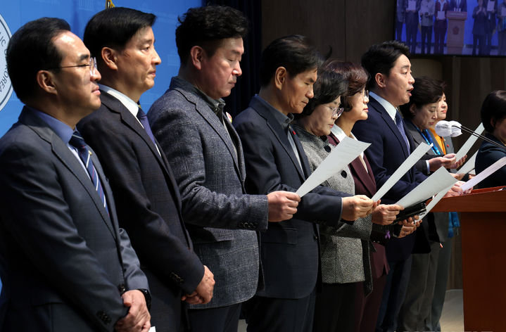 강훈식 의원을 비롯한 더불어민주당 더좋은미래 의원들이 15일 오전 서울 여의도 국회에서 ‘이낙연 전 대표 신당 창당 선언 철회’를 촉구하는 기자회견을 하고 있다. 2023.12.15 서울=뉴시스