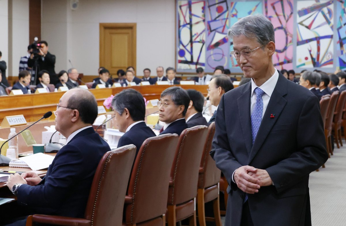 15일 오후 조희대 대법원장(오른쪽)이 서울 서초구 대법원 대회의실에서 열린 전국법원장회의를 주재하기 위해 회의장에 들어서고 
있다. 조 대법원장 취임 후 처음 개최된 전국법원장회의에는 법원행정처장 및 각급 법원 법원장 등 총 40명이 참석해 재판 지연 
해결 방안 등을 논의했다. 사진공동취재단