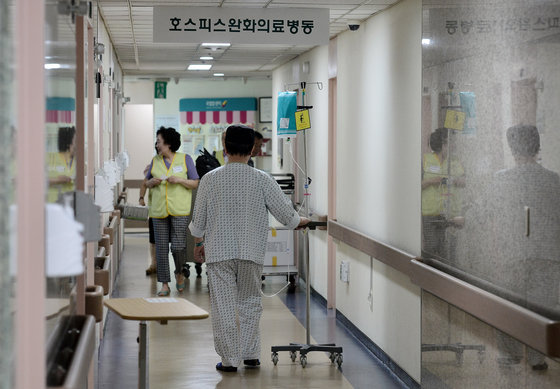 한 병원의 호스피스 완화의료병동에서 환자들이 복도를 오가고 있다. (사진은 기사 내용과 직접적인 관련이 없습니다.) /뉴스1 ⓒ News1