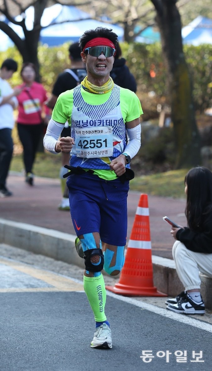 최진수 씨가 한 마라톤대회에서 질주하고 있다. 그는 2000년 우연히 마라톤 대회에 참가하면서 달리기의 매력에 빠져들었고, 지금은 마스터스 최강자로 군림하고 있다. 최진수 씨 제공.