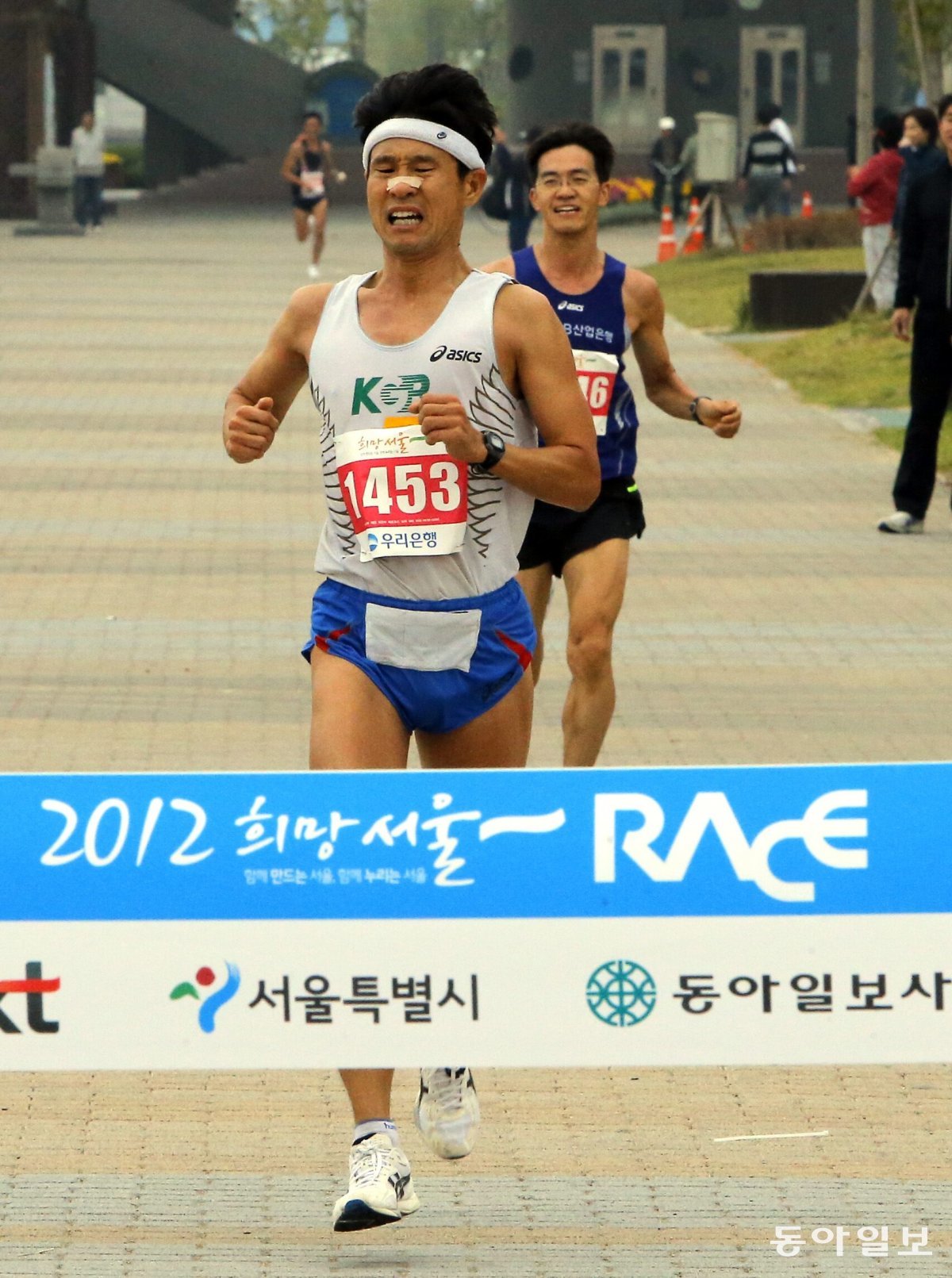 최진수 씨가 2012년 희망서울레이스 하프코스에서 남자부 1위로 결승선을 통과하고 있다. 동아일보 DB.