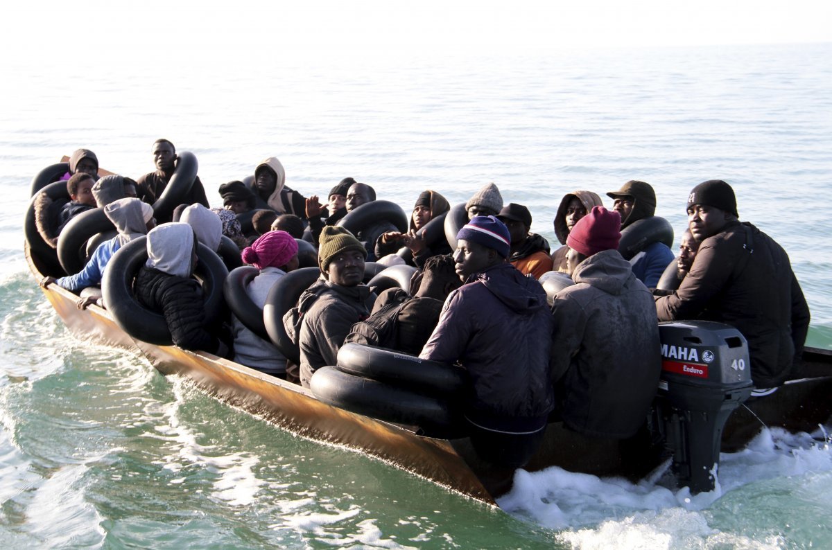 올 4월 소형 배를 이용해 이탈리아로 향하던 사하라 사막 이남 아프리카국 출신의 난민들이 북아프리카 튀니지 인근 해안에서 당국의 제지를 받고 멈춰 서 있다. 작은 보트에 사람들이 꽉 들어차 상당히 위험해 보인다. AP뉴시스