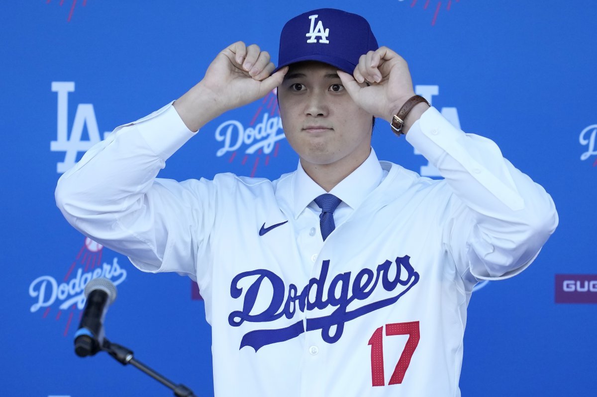 Shohei Ohtani, whose uniform number is 17, is smiling while wearing his uniform and hat at the press conference to join the Los Angeles Dodgers of the American Professional Baseball Major League on the 15th. Following his time with the LA Angels, Ohtani decided to wear uniform number 17 with the Dodgers. Los Angeles = AP Newsis
