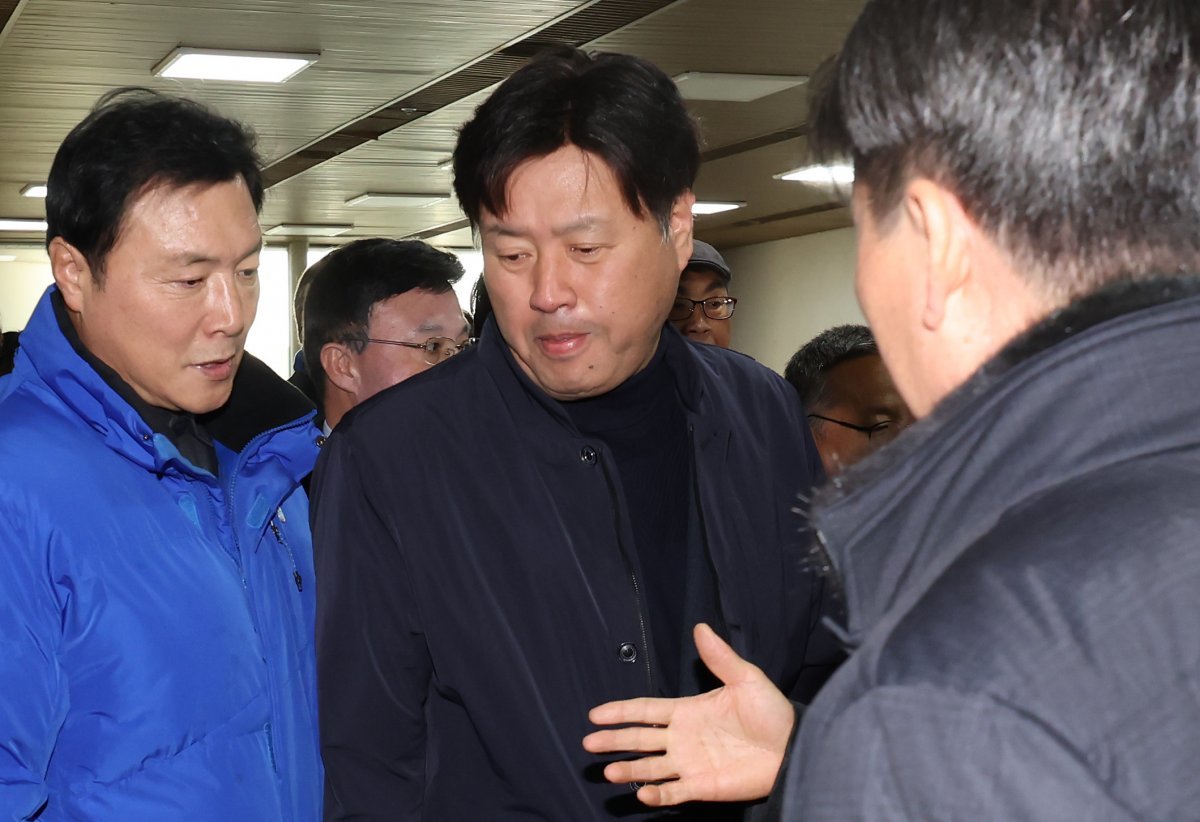 김용 전 민주연구원 부원장이 30일 오후 서울 서초구 서울중앙지법에서 열린 정치자금법 위반·특정범죄 가중처벌법상 뇌물 혐의 사건 1심 선고 공판에 출석하고 있다.  뉴스1