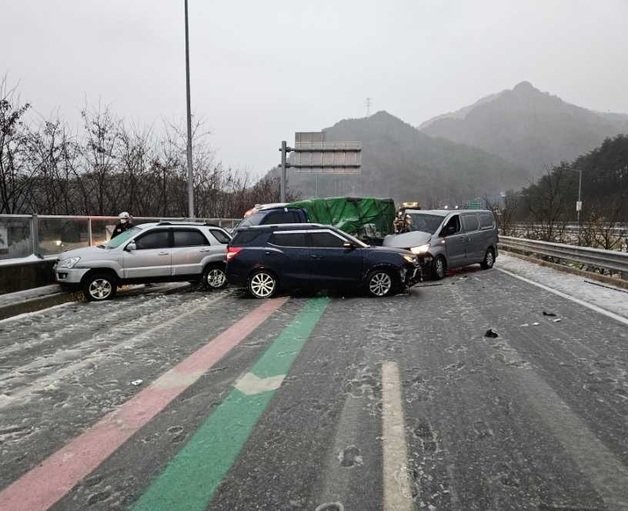 인제읍 상남면 하남리 서울양양고속도로 내린천휴게소 진입 150m 전 부근에서 발생한 차량 추돌사고.(강원도솝아본부 제공)/뉴스1