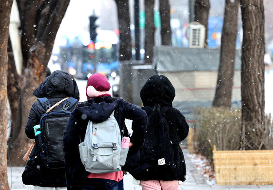 밤사이 기온이 떨어지며 영하권 날씨를 보인 16일 오전 서울 종로구 종로에 눈이 내리고 있다. 기상청은 기온이 점차 떨어져 17일부터 영하10도 이하의 강추위가 이어질 것이라고 예보했다. 2023.12.16/뉴스1