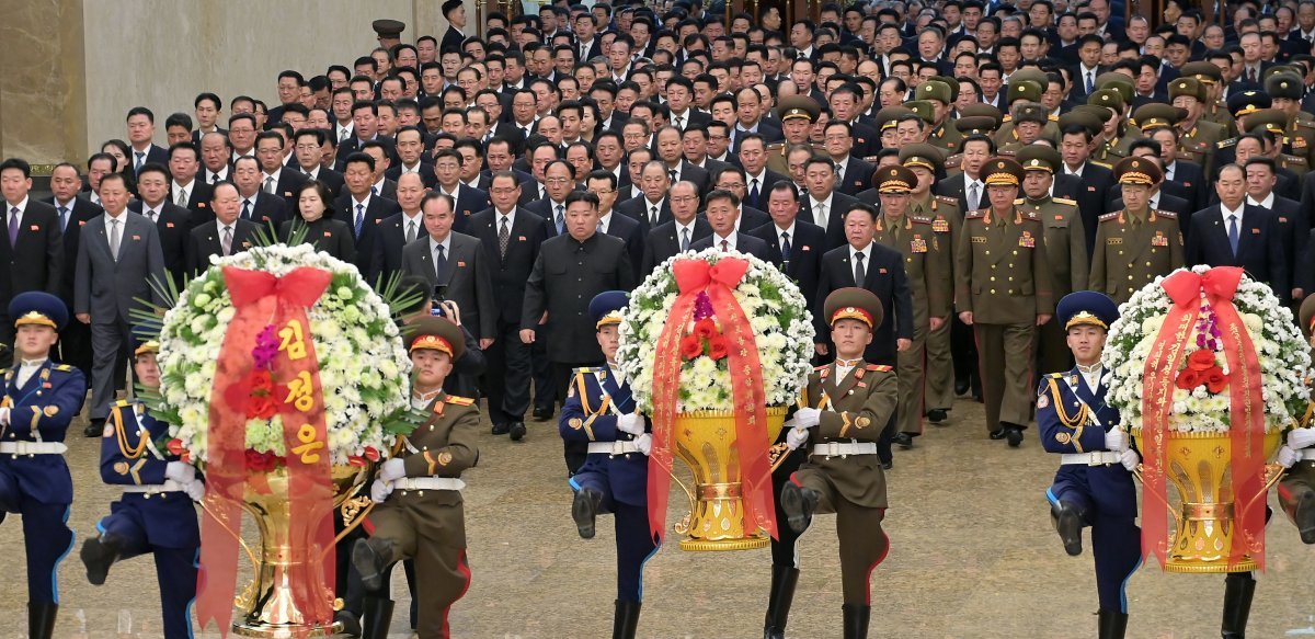 김정은 북한 국무위원장이 김정일 국방위원장 사망 12주기를 맞아 16일 금수산태양궁전을 참배했다고 당 기관지 노동신문이 17일 보도했다. 평양 노동신문=뉴스1