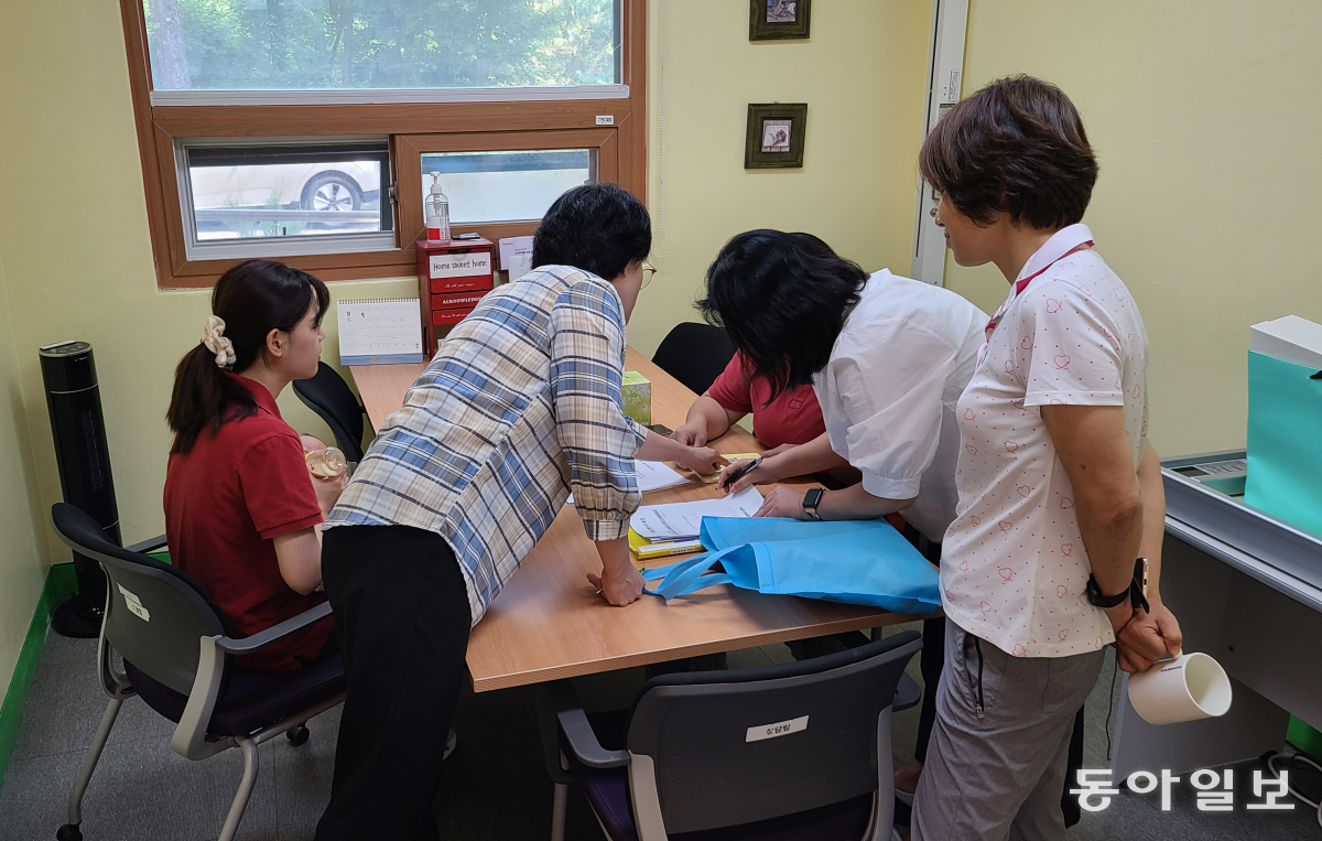 일주일 뒤인  9월12일 유준이는 다시 서울 아동복지센터에서 서울 노원구 성모자애드림힐로 옮겨졌다. 붉은 옷을 입은 성모자애 직원들이 센터의 담당자들과 인수인계 서류를 살펴보는 가운데, 유준이는 간호사의 품에 안겨서 이곳에서의 마지막 분유를 먹었다.