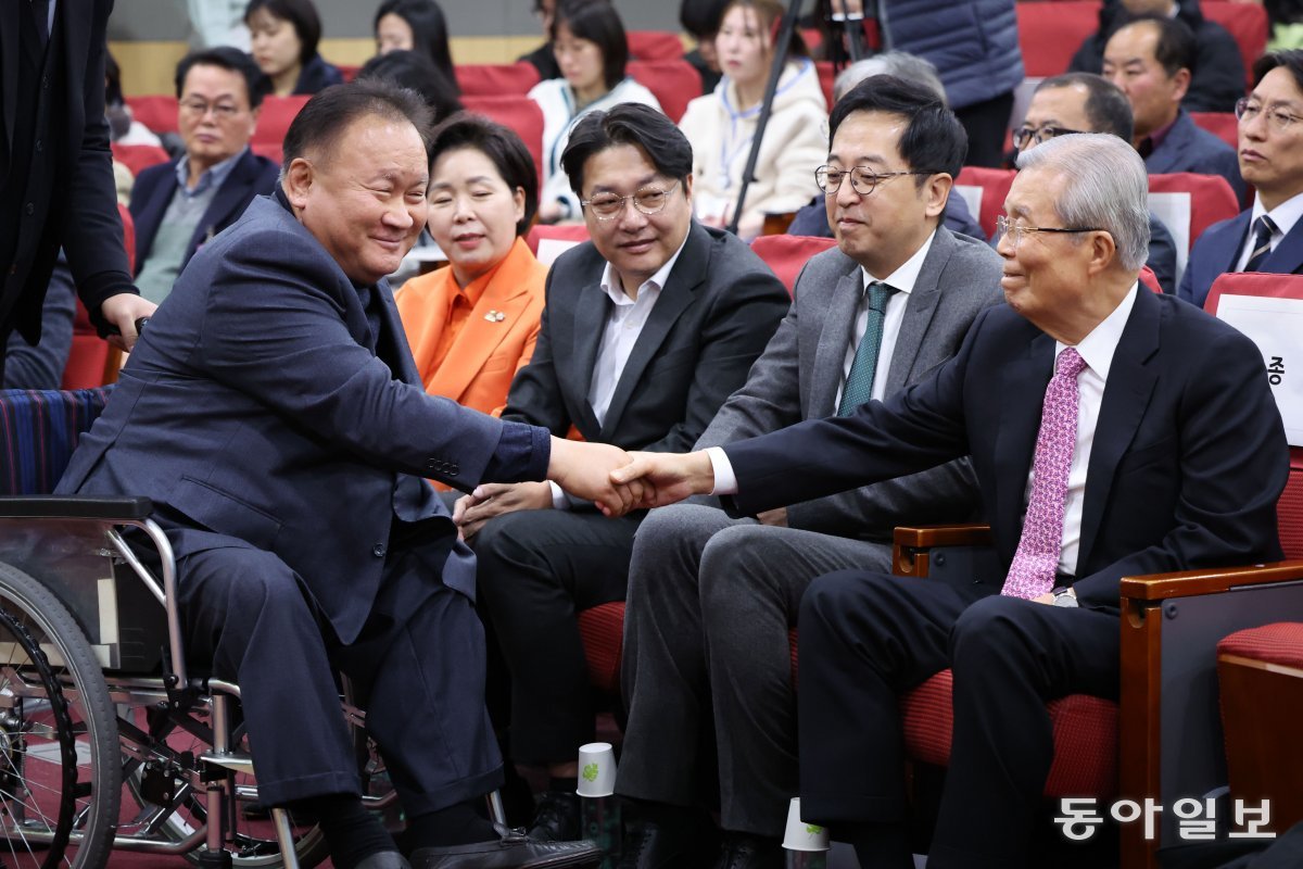 17일 더불어민주당을 탈당한 이상민 의원이 행사에 참석해 김종인 전 국민의힘 비상대책위원장과 악수하고 있다. 박형기 기자 oneshot@donga.com