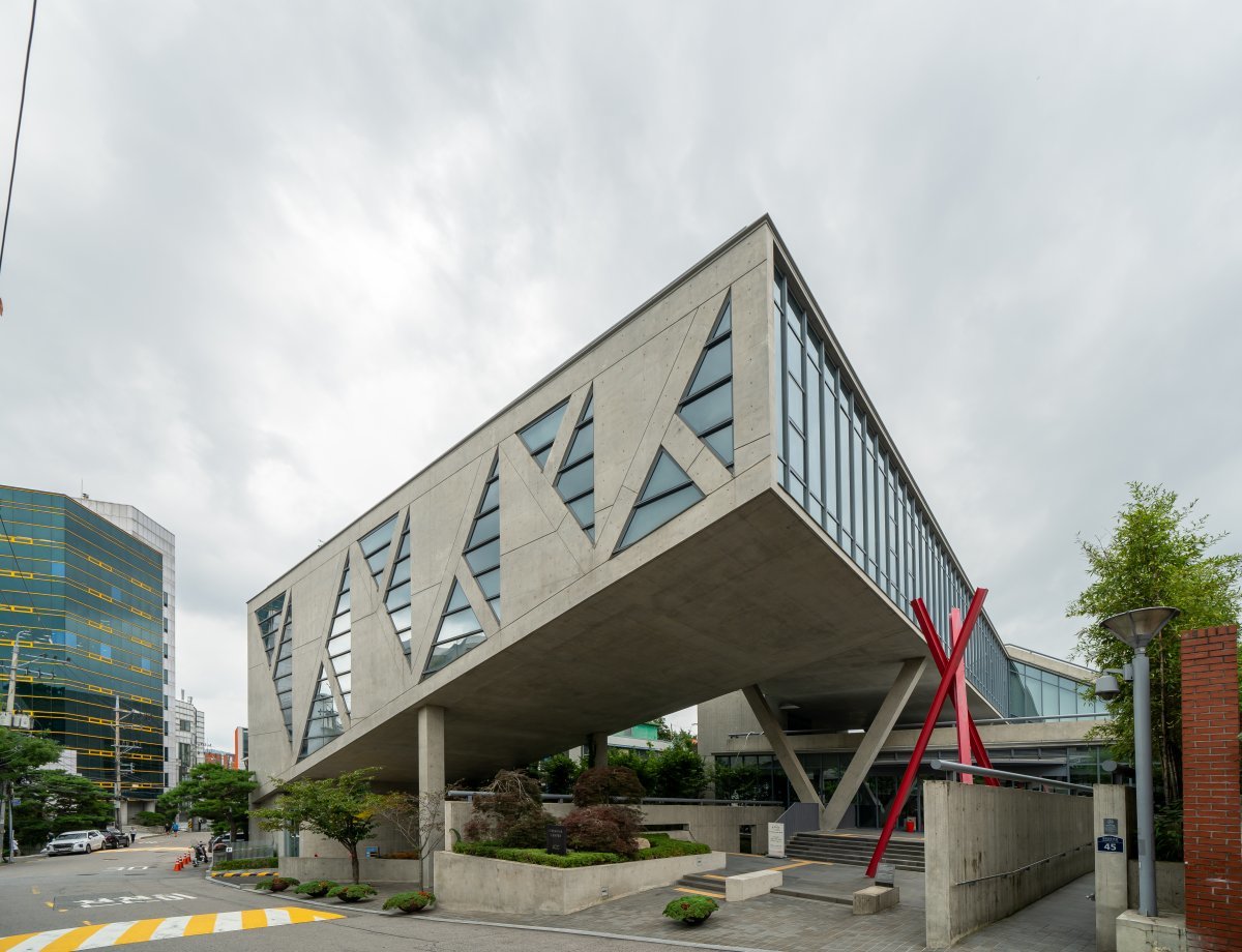 일본의 세계적 건축가 안도 다다오가 설계한 ‘JCC아트센터’. 이건창호 제공