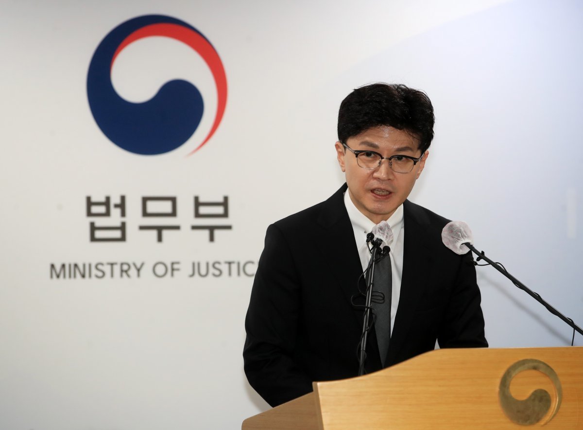 한동훈 법무부 장관이 지난해 8월 31일 오후 경기도 과천 법무부에서 론스타 국제투자분쟁(ISDS) 사건 판정 관련 정부 입장을 발표하고 있다. (공동취재) 2022.8.31. 뉴스1