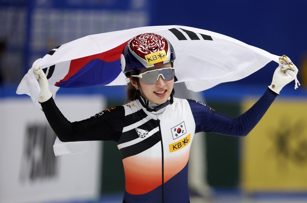김길리가 17일 열린 2023∼2024시즌 국제빙상경기연맹(ISU) 쇼트트랙 월드컵 4차 대회 여자 1500m 2차 레이스 결선에서 우승한 뒤 태극기를 들고 세리머니를 하고 있다. 뉴시스