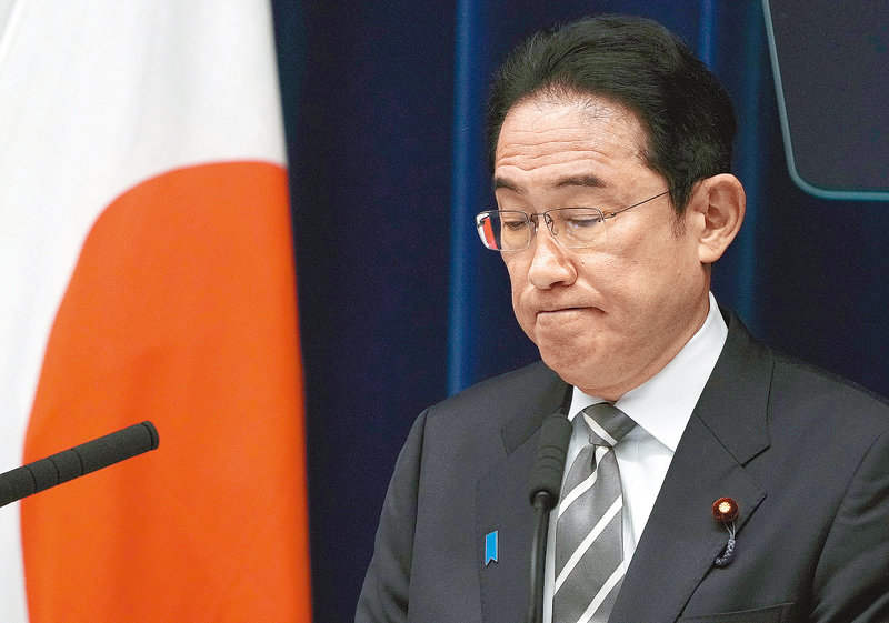 기시다 후미오 일본 총리가 13일 자민당 비자금 의혹과 관련해 도쿄 총리 관저에서 기자회견을 하고 있다. 도쿄=AP 뉴시스