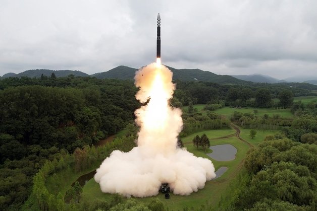 북한이 7월12일 고체연료 기반의 신형 대륙간탄도미사일(ICBM)인 ‘화성-18형’을 시험발사했다. (평양 노동신문=뉴스1)