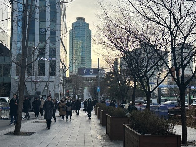 서울 아침 기온이 영하 12도까지 떨어진 서울 여의도역 인근에서 사람들이 중무장한 채 출근 하고 있다.ⓒ 뉴스1