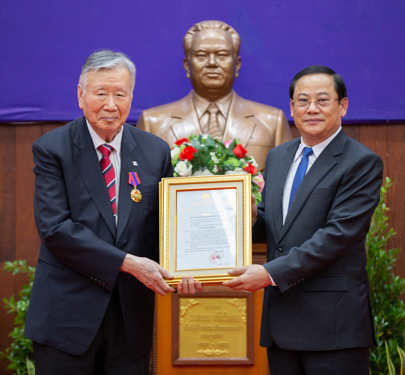 이 회장이 라오스 손싸이 시판돈 총리(오른쪽)로부터 명예 시민권을 수여받았다. 부영그룹 제공