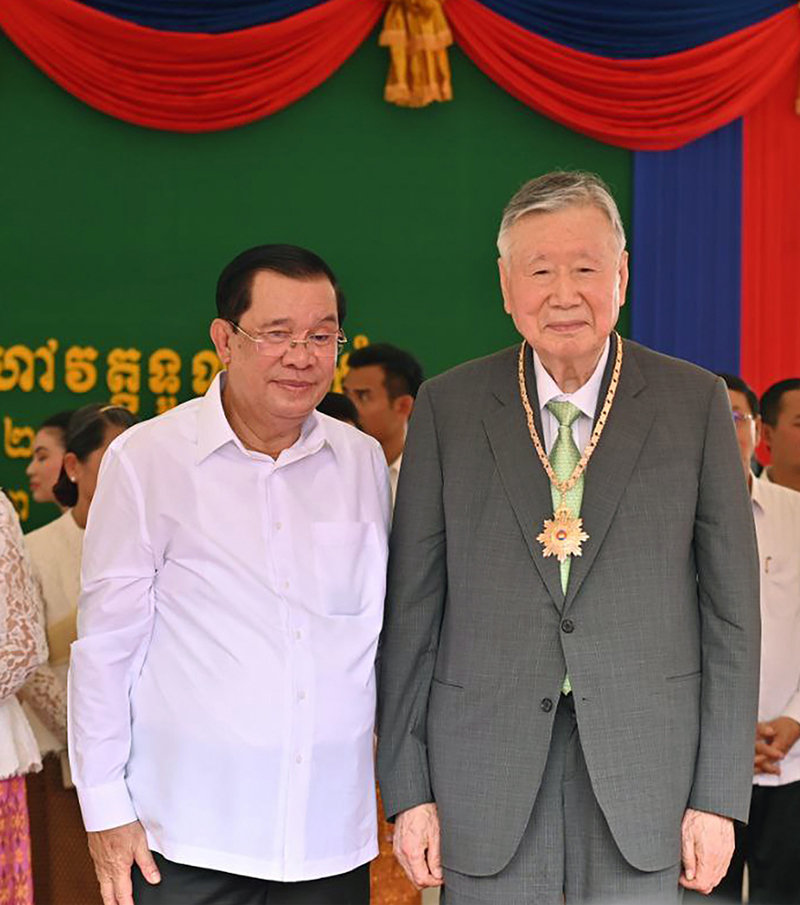 이중근 부영그룹 회장이 캄보디아 훈센 총리(왼쪽)로부터 국가 유공 훈장을 받았다.
