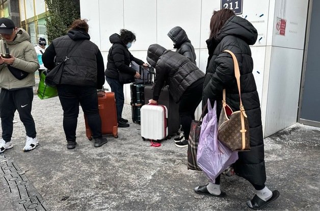 18일 오전 9시께 불이 난 인천 남동구 한 호텔 투숙객이 짐을 챙겨 나오고 있다. 이 호텔에서 전날 오후 9시1분께 불이 나 1시간30분 만인 9시31분께 꺼졌다.2023.12.18 ⓒ News1