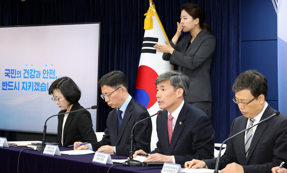 박구연 국무조정실 국무 1차장이 23일 오전 서울 종로구 세종대로 정부서울청사에서 열린 후쿠시마 오염수 방류 관련 브리핑에서 지난주에 후쿠시마 현지로 파견한 원자력안전기술원 소속 전문가 활동 결과를 설명하고 있다. 2023.11.23/뉴스1 ⓒ News1