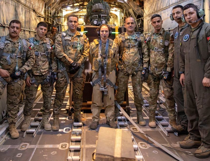 동료들과 사진을 찍은 살마 공주(23). 요르단 공군 제공
