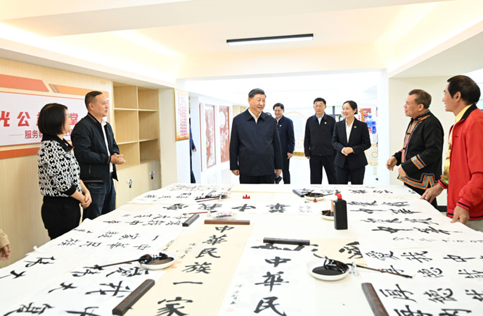 시진핑 중국 국가주석이 광시좡족자치구 난닝시 량칭구 판룽단지를 방문해 현지 주민들과 이야기를 나누고 있다. CMG 제공