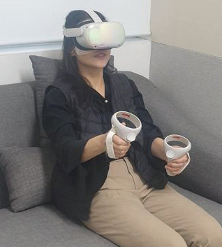 ‘가상현실(VR)기반 차세대 가족상담프로그램’을 이용하는 구민의 모습. 관악구 제공