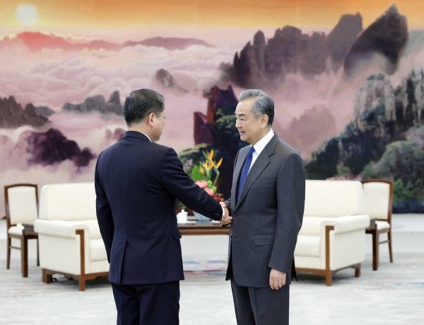왕이 중국 외교부장이 18일 베이징에서 박명호 북한 외무성 부상과 회동했다. 사진은 중국 외교부 홈페이지 갈무리
