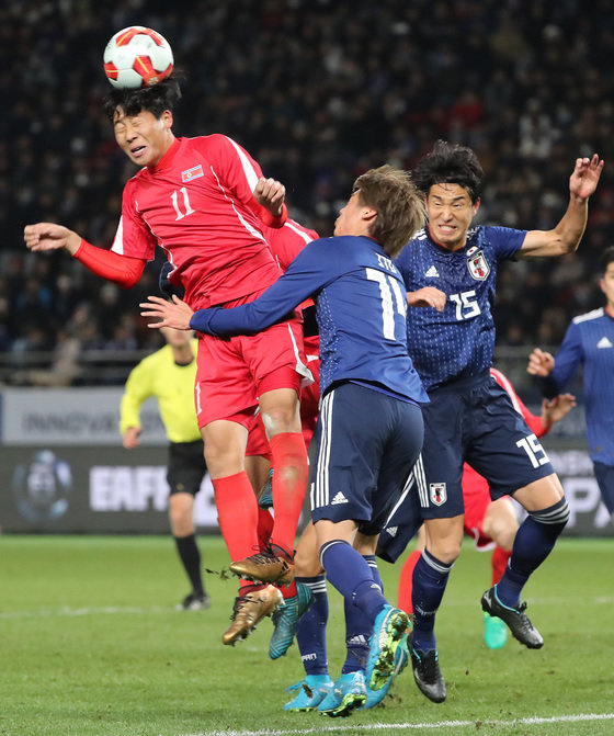 9일 오후 일본 도쿄 아지노모트 스타디움에서 열린 2017 동아시안컵(EAFF E-1 풋볼 챔피언십) 북한과 일본의 축구경기에서 북한 정일관이 헤딩슛을 하고 있다. 2017.12.9/뉴스1 ⓒ News1