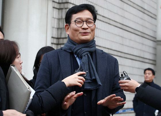 ‘더불어민주당 전당대회 돈봉투 살포’에 관여한 혐의를 받는 송영길 전 대표가 18일 오후 서울 서초구 서울중앙지방법원에서 열린 구속 전 피의자 심문(영장실질심사)을 마치고 법원을 나서며 취재진 질문에 답하고 있다. 2023.12.18 뉴스1