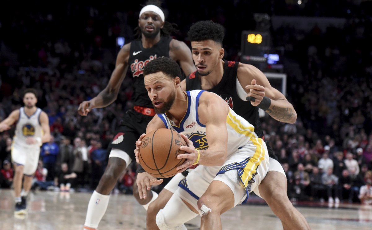 Golden State's Stephen Curry (front) is handling the ball with his back to the opposing player during an American professional basketball game against Portland on the 18th. Portland = AP Newsis