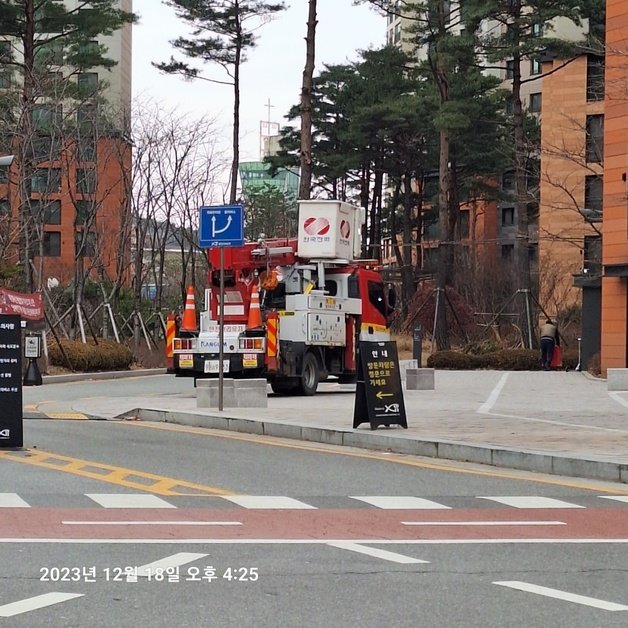 18일 새벽 용인시 수지구의 한 아파트에서 정전이 발생해 전기 관련 업체가 복구작업을 하고 있다.(용인시 제공)