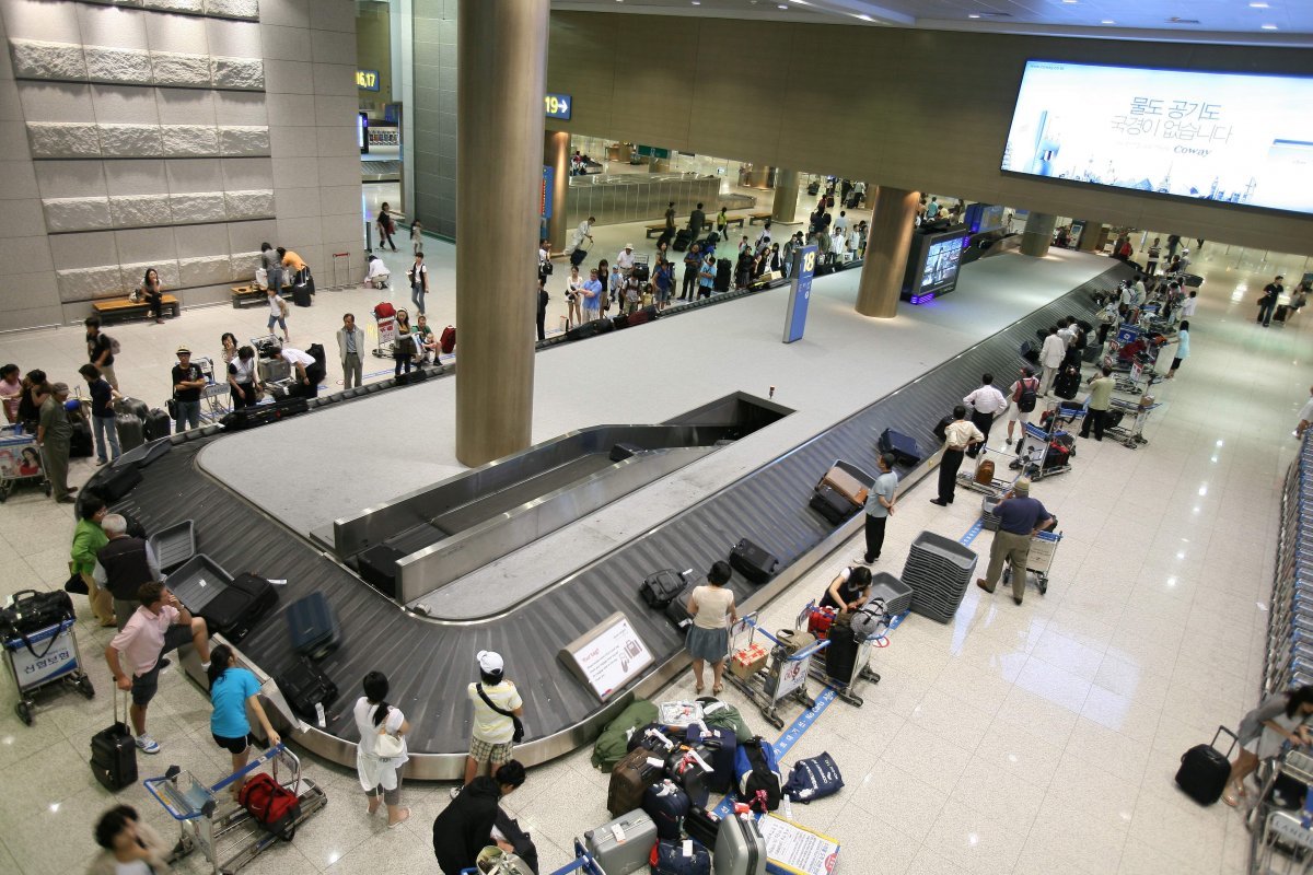 인천국제공항 제1여객터미널 입국장에서 여객들이 수하물을 찾고 있다. 최근 인천공항은 하루 평균 약 16만 개에 이르는 수하물을 처리하고 있다. 인천국제공항공사 제공