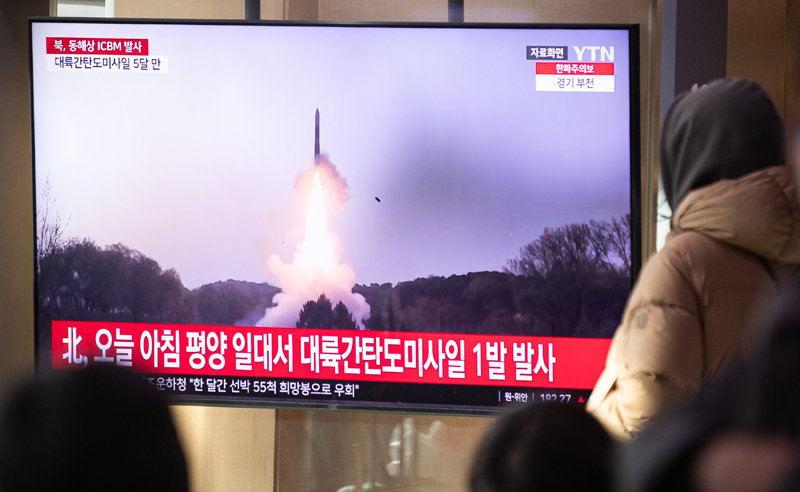 18일 서울역에서 시민들이 북한의 대륙간탄도미사일(ICBM) 도발 관련 뉴스를 지켜보고 있다. 우리 군 합동참모본부에 따르면 18일 오전 8시24분쯤 북한 평양 일대에서 동해상으로 발사된 '장거리탄도미사일'(LRBM) 추정 미사일 1발이 우리 군에 포착됐다. 북한의 이날 탄도미사일 도발은 전날 동해상을 향해 단거리탄도미사일(SRBM) 1발을 발사한 뒤 약 10시간 만에 이뤄진 것이다. 2023.12.18 사진=뉴스1