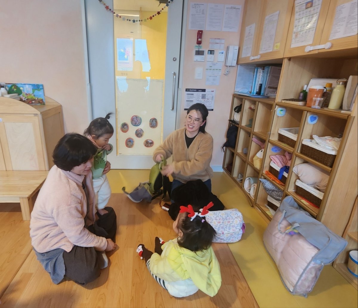 18일 오전 서울 서대문구 신촌어린이집에서 보육교사들이 0세반 아이들을 돌보고 있다. 서울시는 보육교사 1명당 아동 수를 법적 기준인 3명에서 2명으로 낮춘 ‘0세 전담반’을 어린이집 70곳에서 운영하고 있다. 서울시 제공