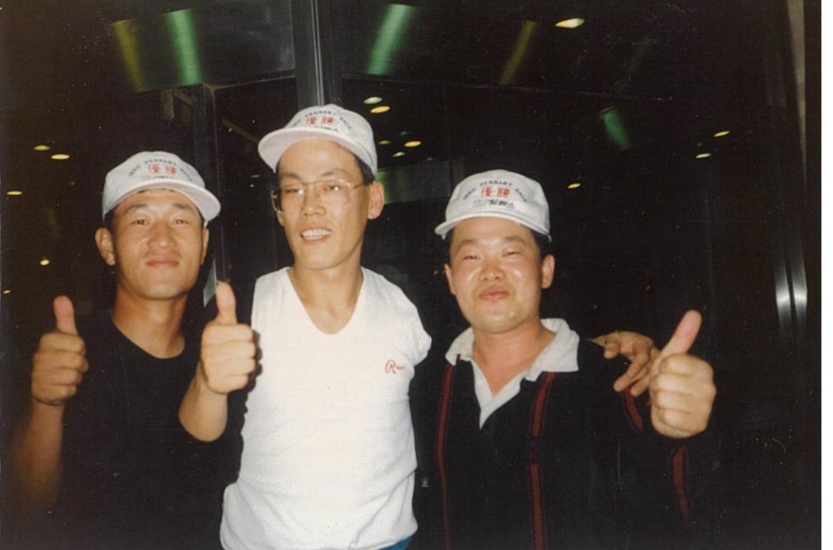 Coach Kim (right) and pitcher Jeong Sam-heum (center), who played a leading role in the victory at the 1990 Korean Series, when LG won its first championship since its founding. Provided by coach Kim Yong-il