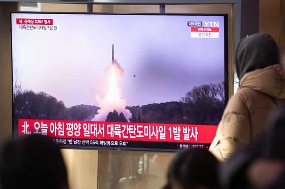 18일 서울역에서 시민들이 북한의 대륙간탄도미사일(ICBM) 도발 관련 뉴스를 지켜보고 있다. 우리 군 합동참모본부에 따르면 18일 오전 8시24분쯤 북한 평양 일대에서 동해상으로 발사된 ‘장거리탄도미사일’(LRBM) 추정 미사일 1발이 우리 군에 포착됐다. 북한의 이날 탄도미사일 도발은 전날 동해상을 향해 단거리탄도미사일(SRBM) 1발을 발사한 뒤 약 10시간 만에 이뤄진 것이다. 2023.12.18/뉴스1