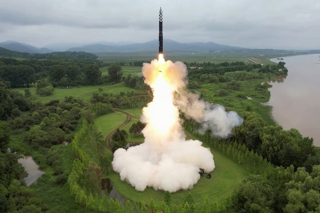 지난 7월12일 고체연료 대륙간탄도미사일(ICBM) 화성-18형을 발사할 당시 모습. (평양 노동신문=뉴스1)