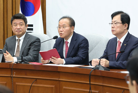 윤재옥 국민의힘 대표 권한대행이 19일 서울 여의도 국회에서 열린 원내대책회의에서 발언을 하고 있다. 2023.12.19/뉴스1